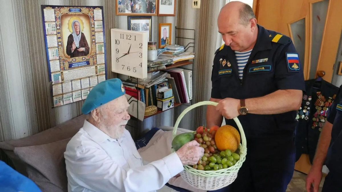 В Крыму гвардейцы-десантники поздравили фронтовика со 101-летием В Крыму гвардейцы-десантники поздравили фронтовика со 101-летием
