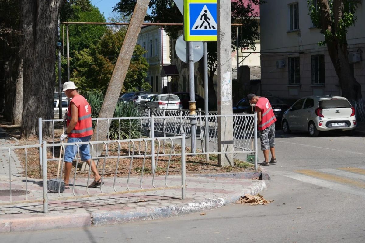Бригады в красных жилетах ежедневно проводят уборку городских территорий Бригады в красных жилетах ежедневно проводят уборку городских территорий