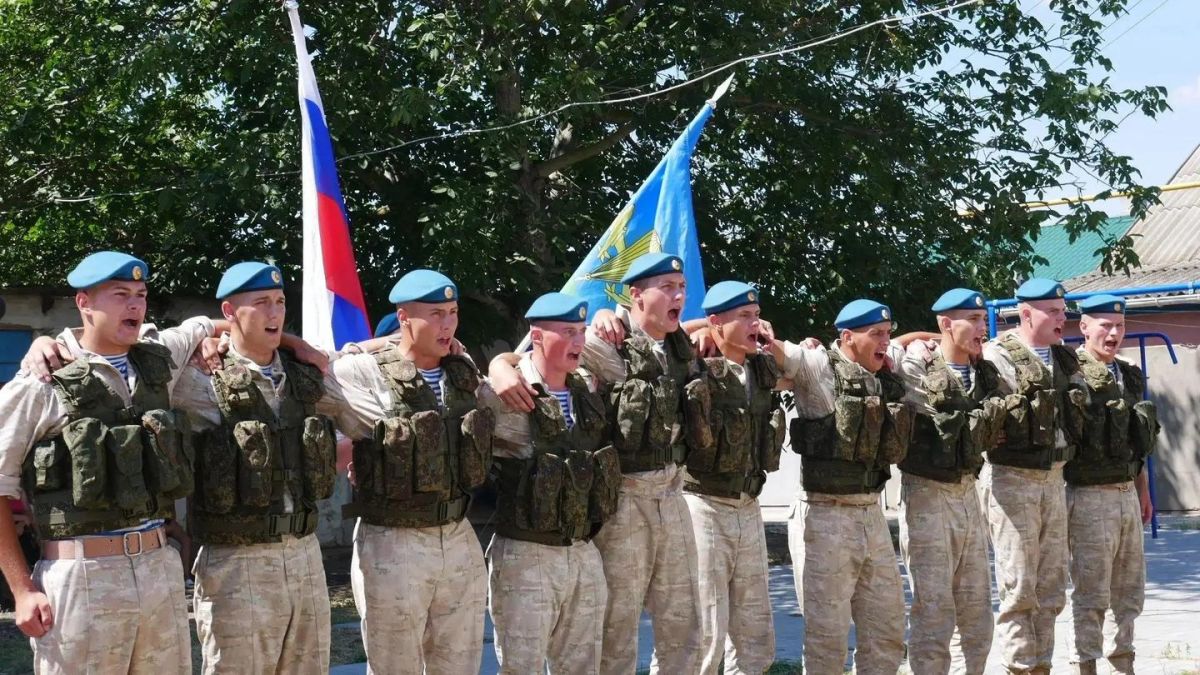 В Крыму гвардейцы-десантники поздравили фронтовика со 101-летием В Крыму гвардейцы-десантники поздравили фронтовика со 101-летием
