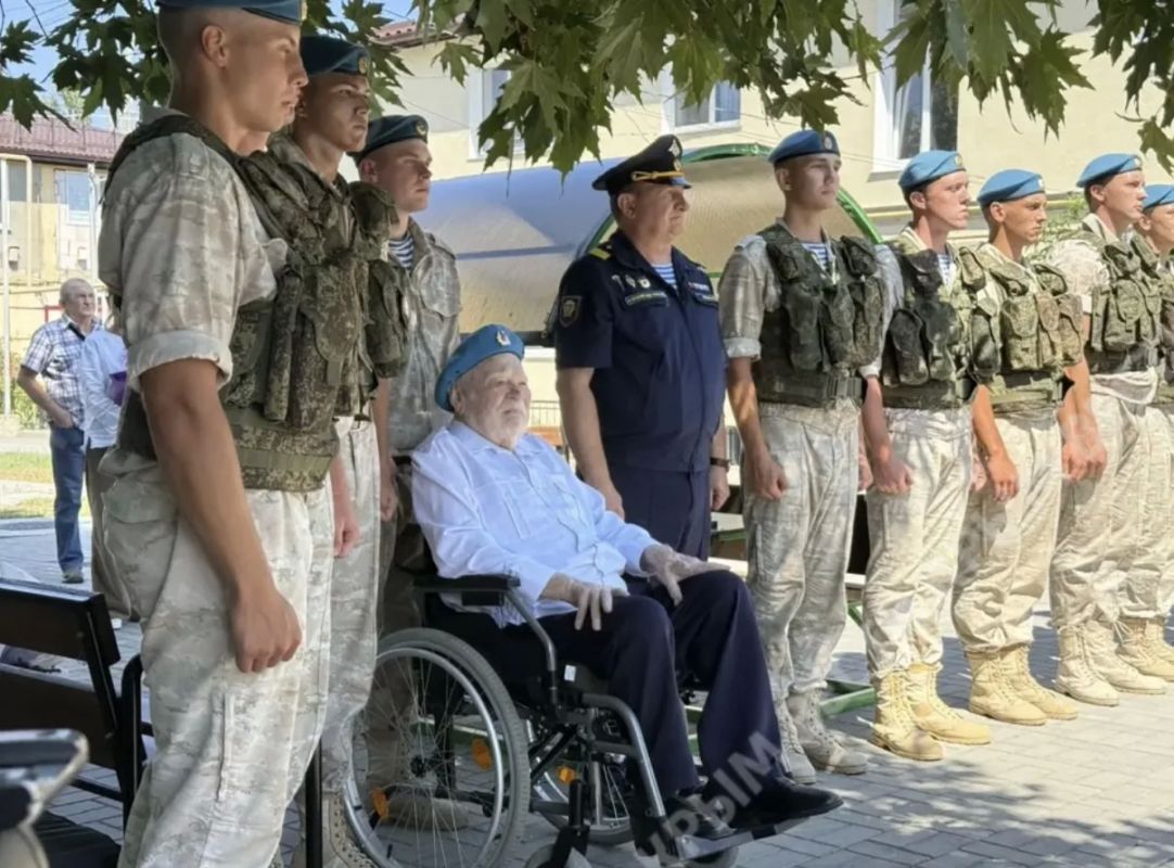 В Советском районе поздравили ветерана Великой Отечественной Войны Владимира Лёвина, которому сегодня исполнился 101 год По этому случаю у дома именинника организовали мини-представление. Военнослужащие 56-го... В Советском районе поздравили ветерана Великой Отечественной Войны Владимира Лёвина, которому сегодня исполнился 101 год По этому случаю у дома именинника организовали мини-представление. Военнослужащие 56-го...