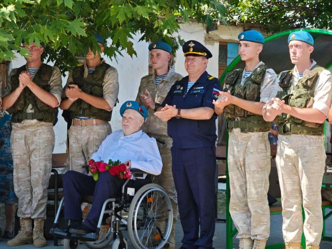 В Крыму гвардейцы-десантники поздравили фронтовика со 101-летием В Крыму гвардейцы-десантники поздравили фронтовика со 101-летием