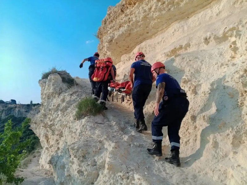 Севастопольские спасатели эвакуировали девушку, сорвавшуюся с 20-метровой высоты на Фиоленте