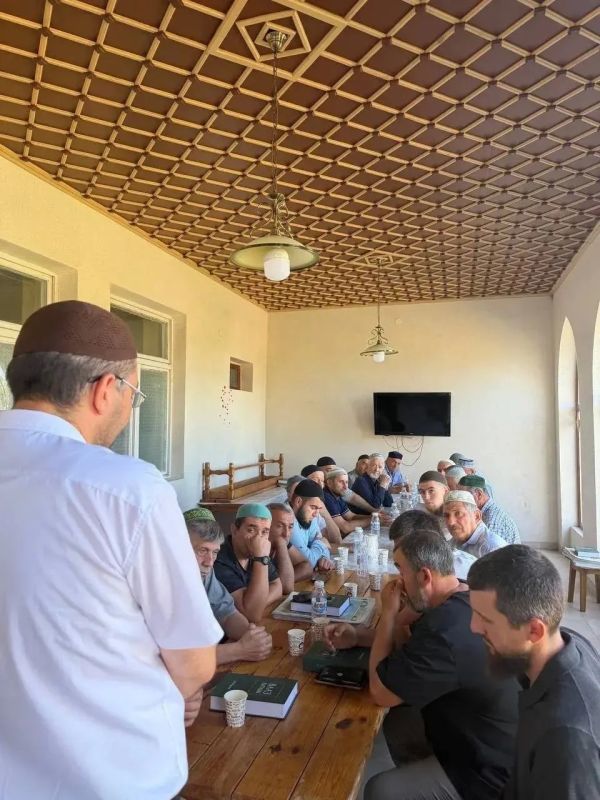 Заместитель Муфтия Крыма и Севастополя представил нового имама Кировского района Усеина Арабаджи Заместитель Муфтия Крыма и Севастополя представил нового имама Кировского района Усеина Арабаджи