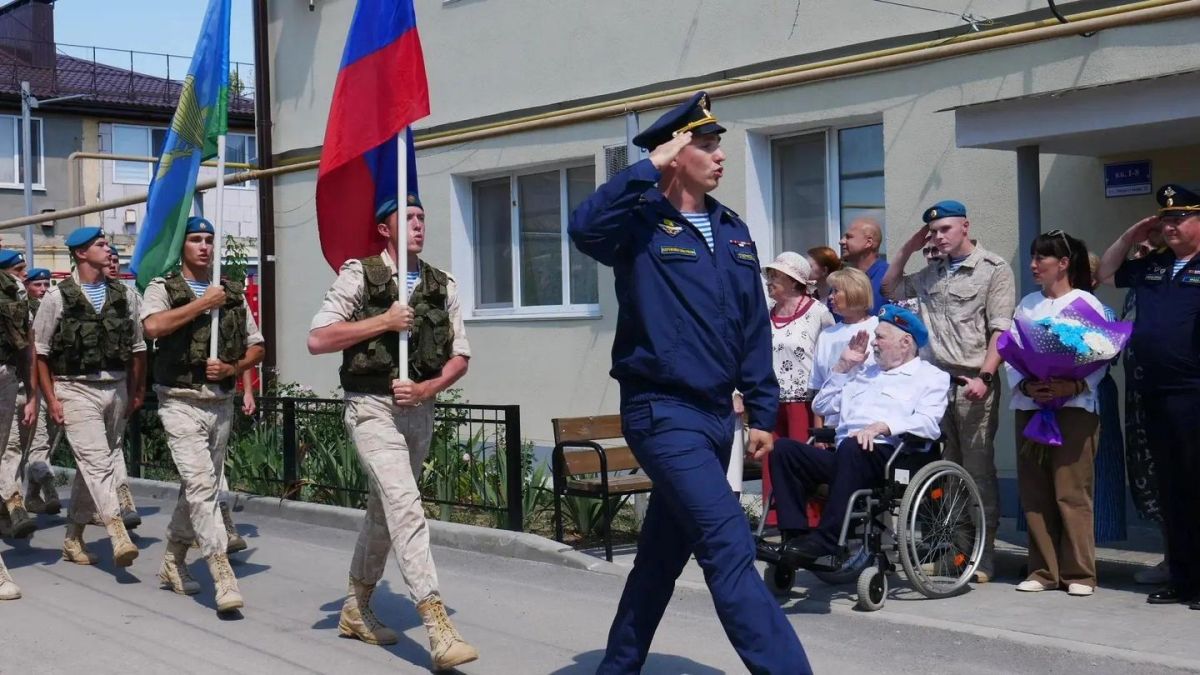 В Крыму гвардейцы-десантники поздравили фронтовика со 101-летием В Крыму гвардейцы-десантники поздравили фронтовика со 101-летием