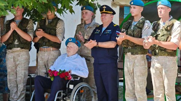 В Крыму гвардейцы-десантники поздравили фронтовика со 101-летием