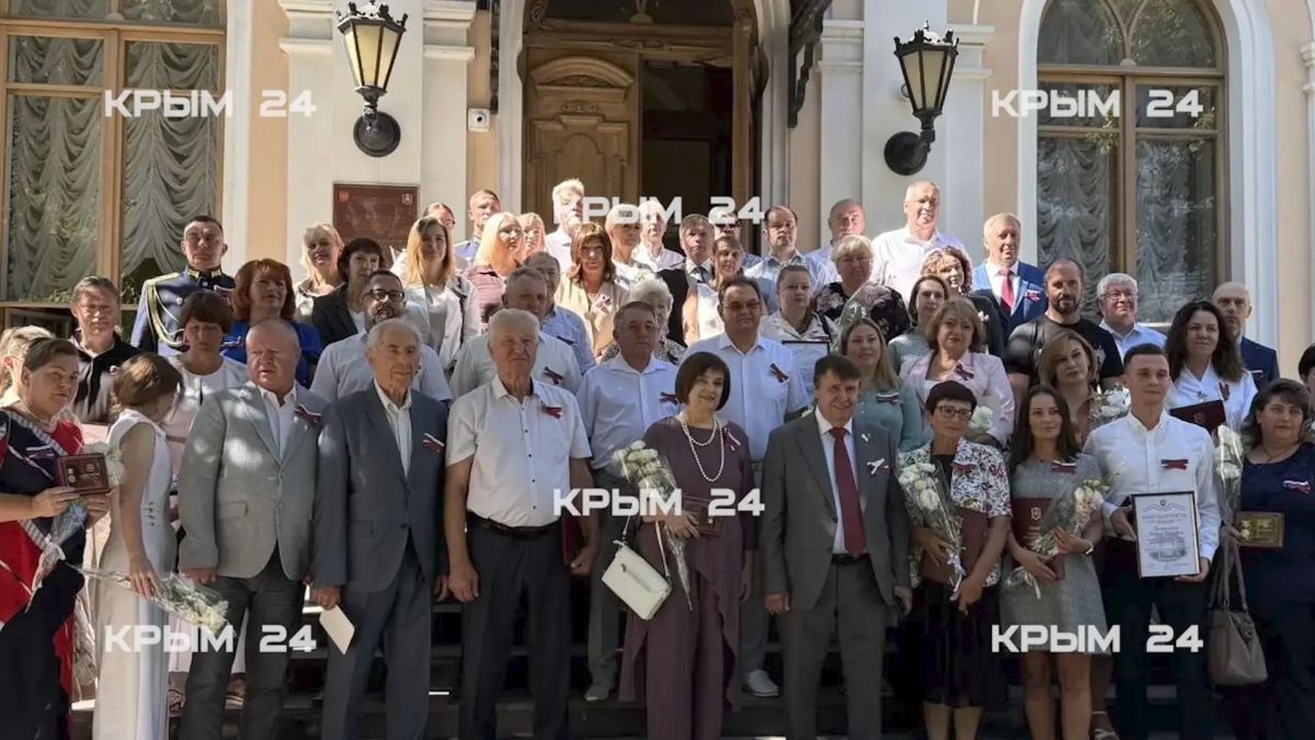 В канун Дня Государственного флага России крымчанам вручили награды В церемонии награждения принял участие первый заместитель председателя Госсовета Крыма Сергей Цеков. Он отметил, что флаг является главным символом страны... В канун Дня Государственного флага России крымчанам вручили награды В церемонии награждения принял участие первый заместитель председателя Госсовета Крыма Сергей Цеков. Он отметил, что флаг является главным символом страны...