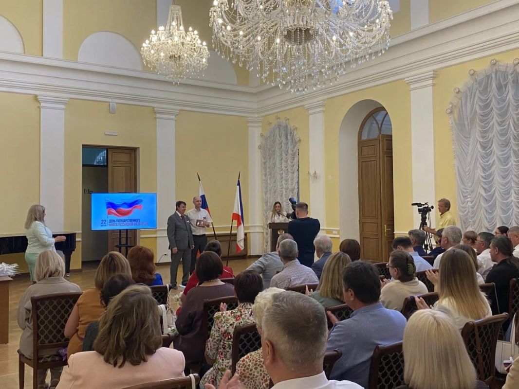 Крымчанам вручили награды в преддверии Дня Государственного флага России Крымчанам вручили награды в преддверии Дня Государственного флага России