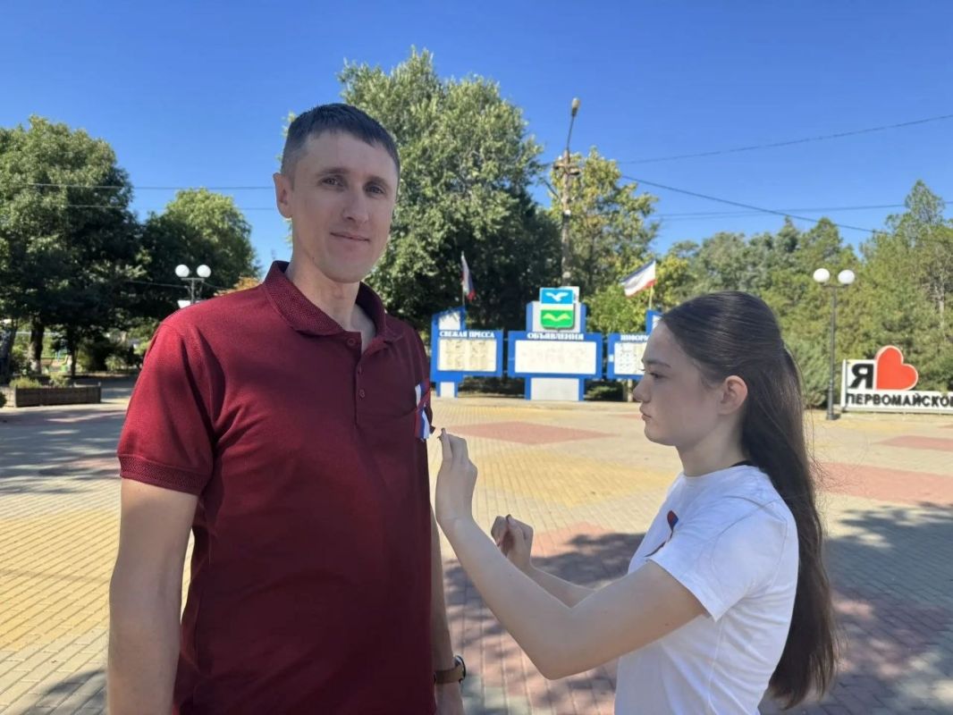 Александр Соколовский: Сегодня в Первомайском районе Республики Крым проведены торжественные мероприятия, посвящённые празднованию Дня Государственного флага Российской Федерации Александр Соколовский: Сегодня в Первомайском районе Республики Крым проведены торжественные мероприятия, посвящённые празднованию Дня Государственного флага Российской Федерации