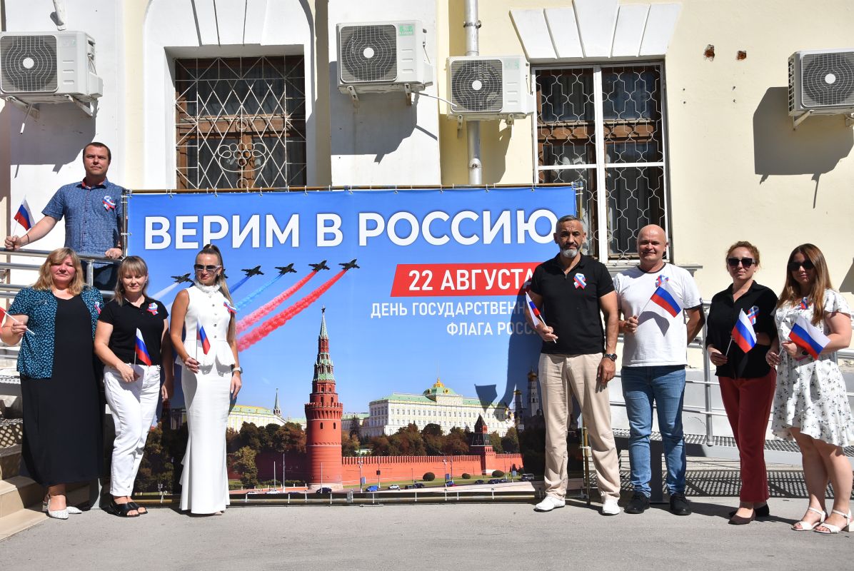 «Гордость и единство: в администрации Бахчисарая развернули флаг России»