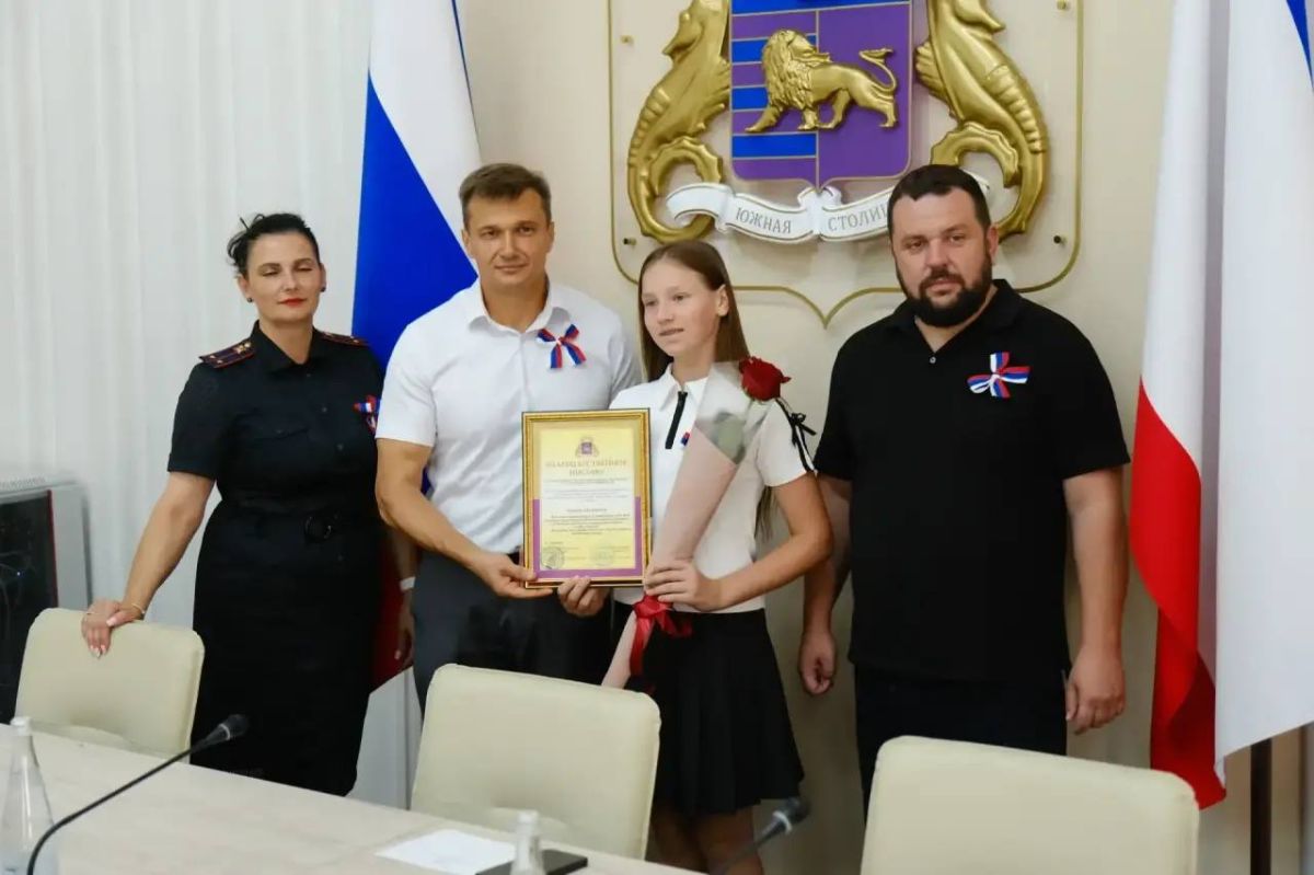 Накануне Дня Государственного флага Российской Федерации принял участие в важнейшем мероприятии – церемонии вручения паспортов нашим юным ялтинцам Накануне Дня Государственного флага Российской Федерации принял участие в важнейшем мероприятии – церемонии вручения паспортов нашим юным ялтинцам