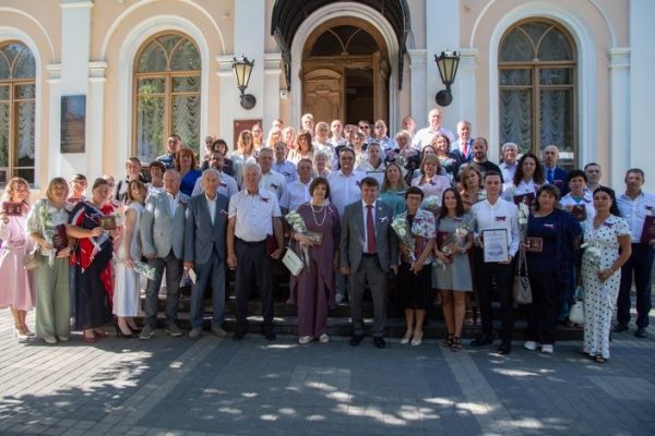 Ко Дню Государственного Флага Российской Федерации крымчанам вручили заслуженные награды