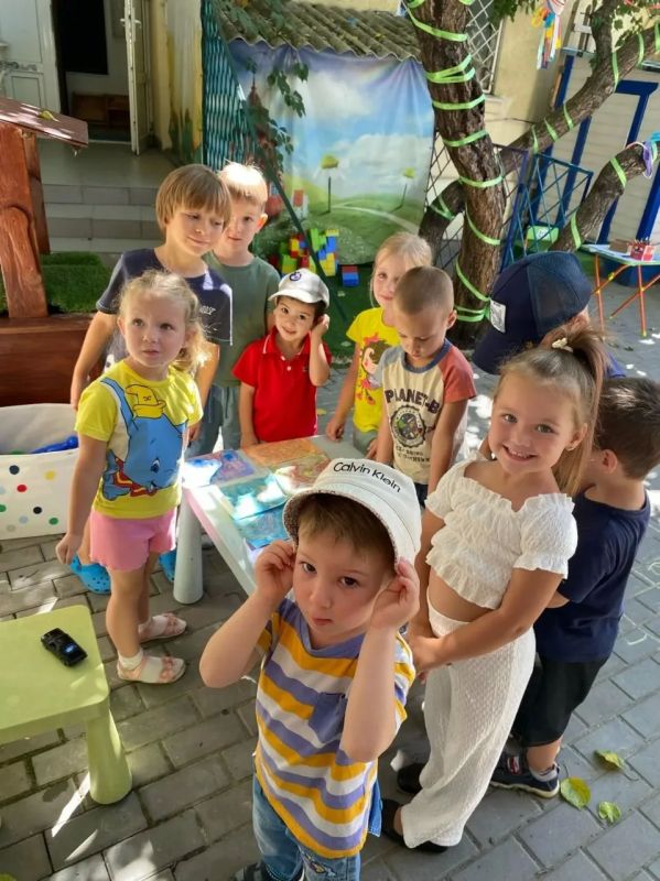 В Крымскотатарском музее прошёл информационный час ко Дню флага России В Крымскотатарском музее прошёл информационный час ко Дню флага России