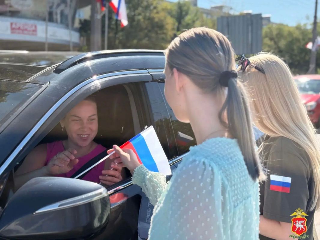 Сотрудники управления Госавтоинспекции МВД по Республике Крым провели акцию, посвященную Дню Государственного флага России Сотрудники управления Госавтоинспекции МВД по Республике Крым провели акцию, посвященную Дню Государственного флага России