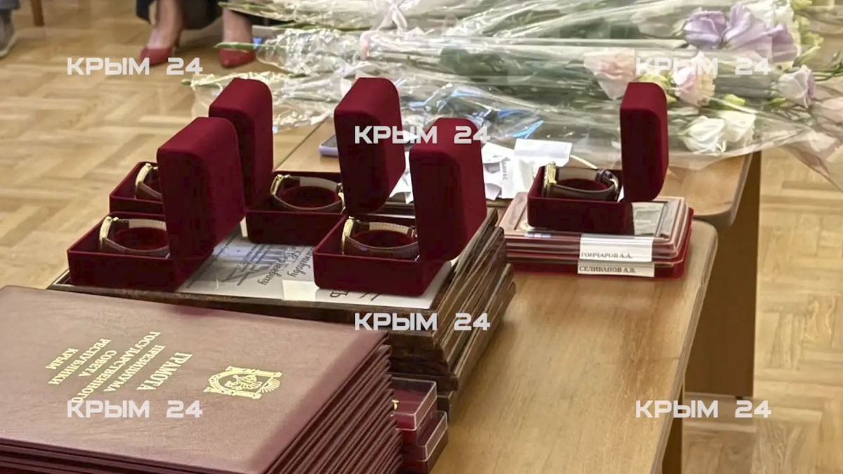В канун Дня Государственного флага России крымчанам вручили награды В церемонии награждения принял участие первый заместитель председателя Госсовета Крыма Сергей Цеков. Он отметил, что флаг является главным символом страны... В канун Дня Государственного флага России крымчанам вручили награды В церемонии награждения принял участие первый заместитель председателя Госсовета Крыма Сергей Цеков. Он отметил, что флаг является главным символом страны...
