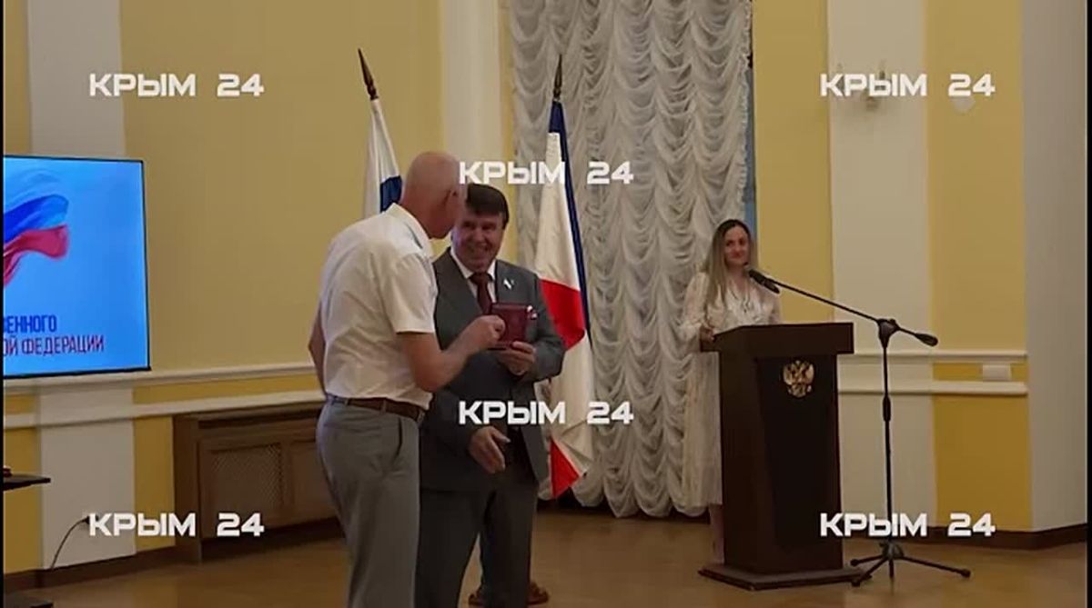 В канун Дня Государственного флага России крымчанам вручили награды В церемонии награждения принял участие первый заместитель председателя Госсовета Крыма Сергей Цеков. Он отметил, что флаг является главным символом страны...