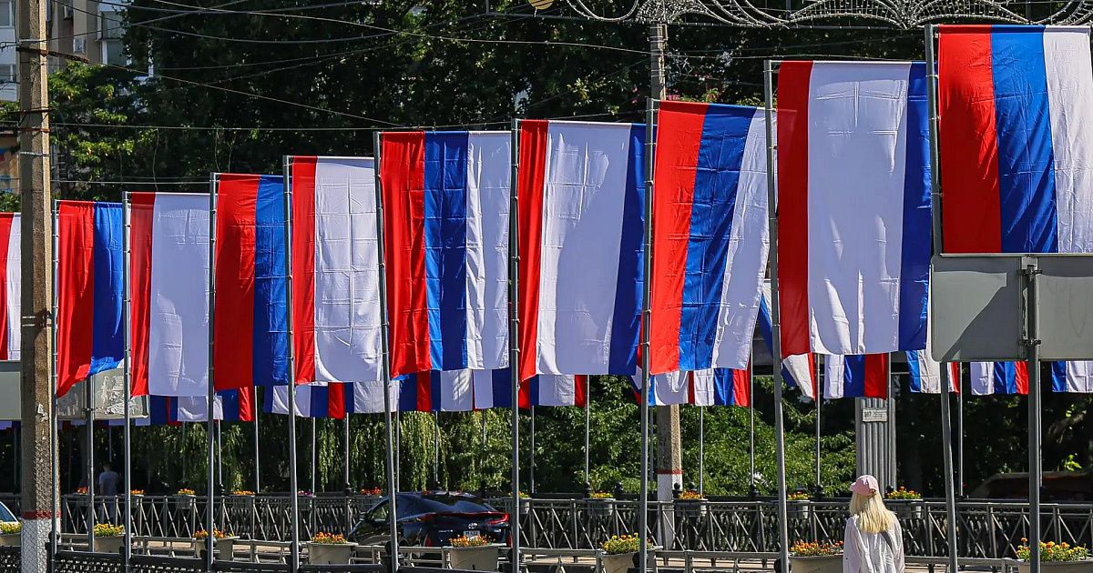 Эксперт объяснила значение цветов флага России