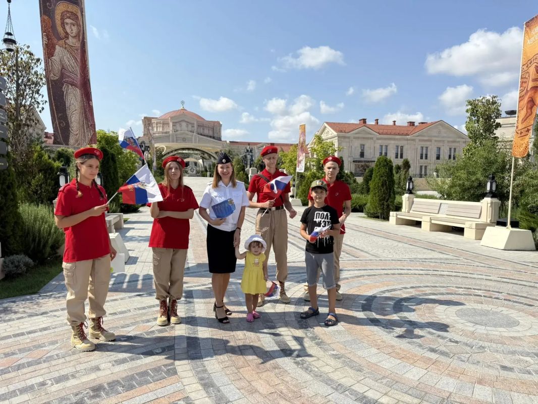 Сотрудники Госавтоинспекции Севастополя провели патриотическую акцию ко Дню Государственного флага Российской Федерации Сотрудники Госавтоинспекции Севастополя провели патриотическую акцию ко Дню Государственного флага Российской Федерации