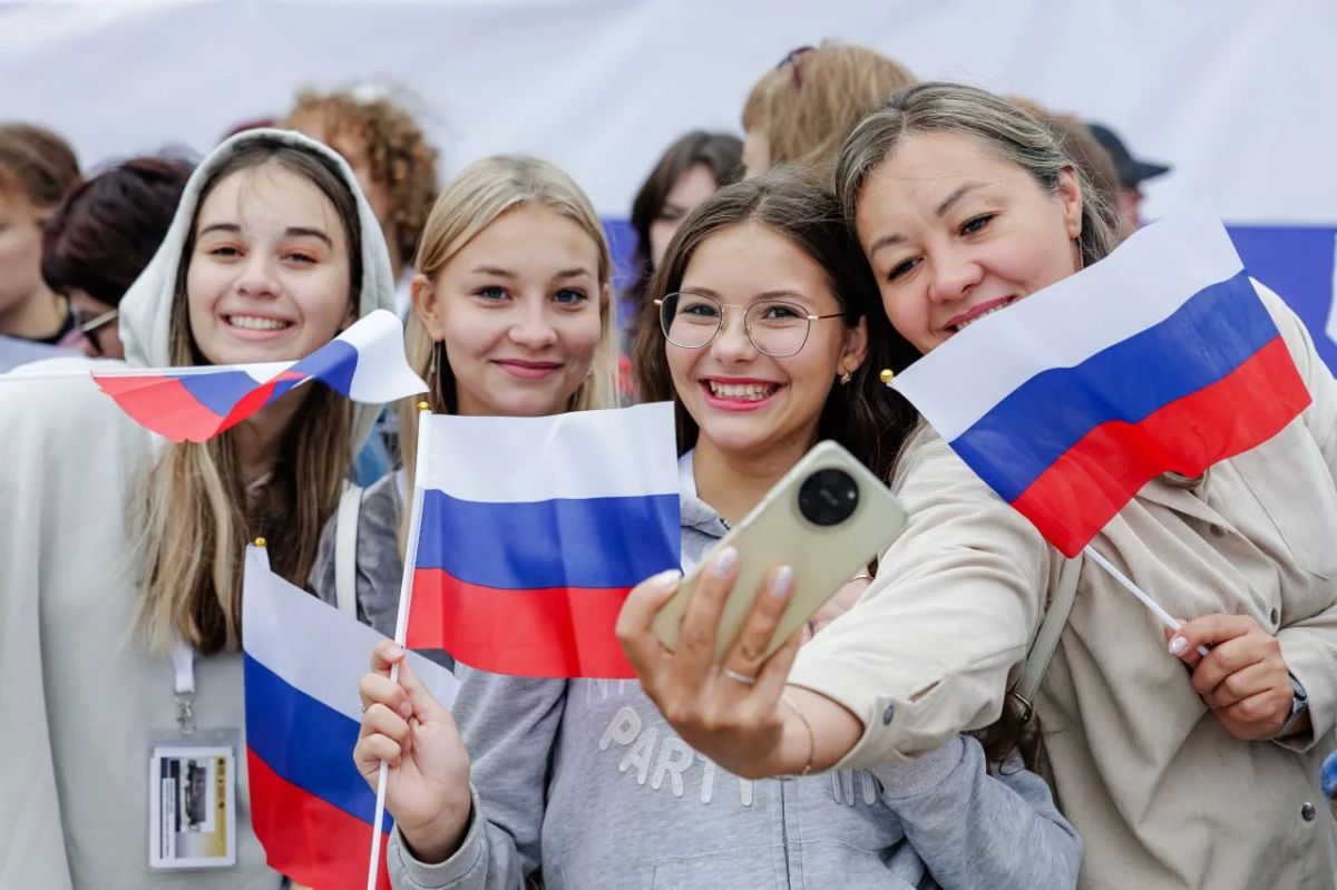 Крымчан и севастопольцев поздравили с Днем Государственного флага России