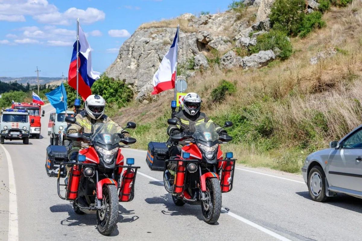 Крымские спасатели водрузили флаг России на скалах Качи-Кальона Крымские спасатели водрузили флаг России на скалах Качи-Кальона