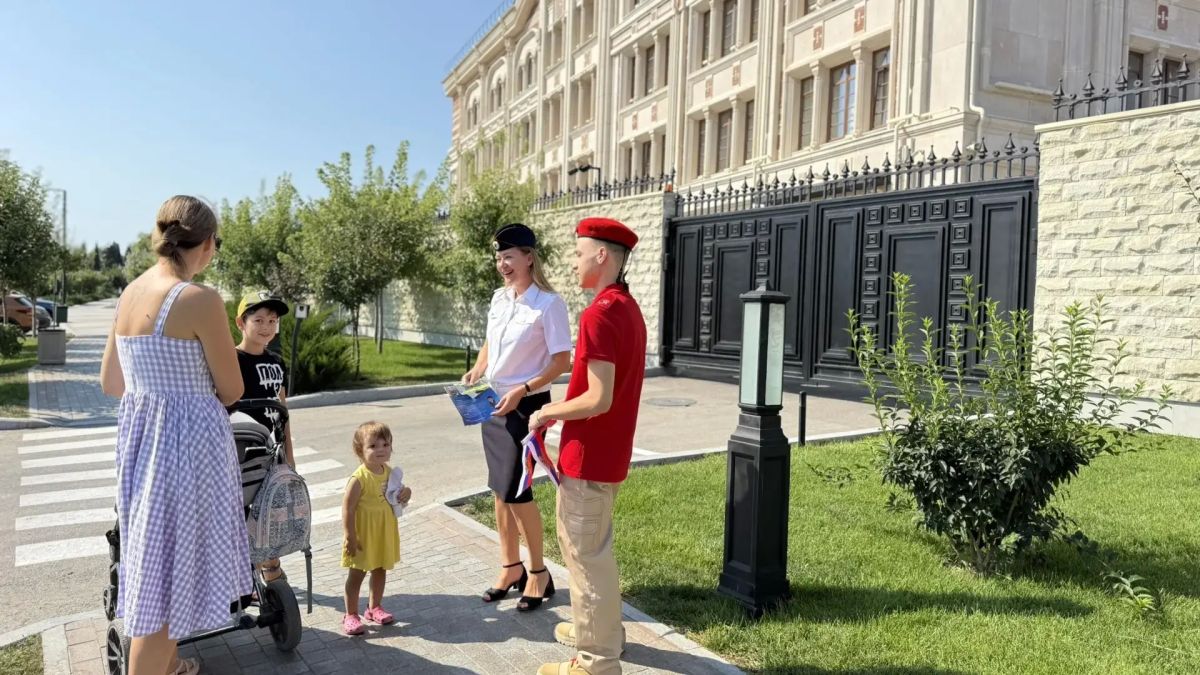 Сотрудники Госавтоинспекции Севастополя провели патриотическую акцию ко Дню Государственного флага Российской Федерации Сотрудники Госавтоинспекции Севастополя провели патриотическую акцию ко Дню Государственного флага Российской Федерации