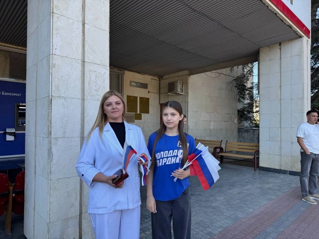 Активисты «Молодой Гвардии» стали участниками торжественного поднятия Государственного флага РФ Активисты «Молодой Гвардии» стали участниками торжественного поднятия Государственного флага РФ