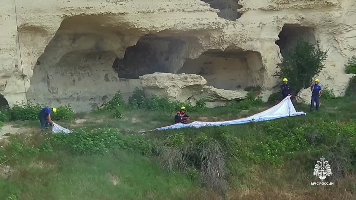 Крымские спасатели водрузили флаг России на скалах Качи-Кальона