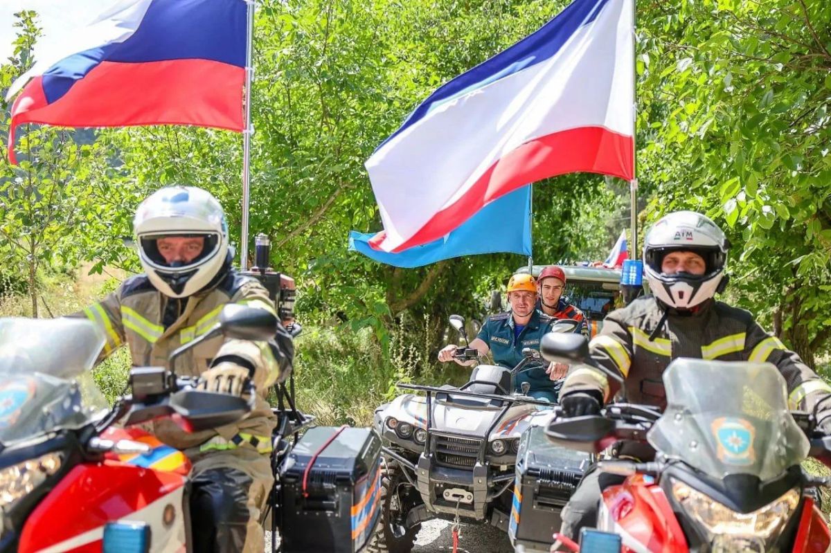 Крымские спасатели водрузили флаг России на скалах Качи-Кальона Крымские спасатели водрузили флаг России на скалах Качи-Кальона