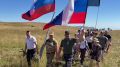 Крымские медики развернули флаг России на одной из вершин Чатыр-Дага
