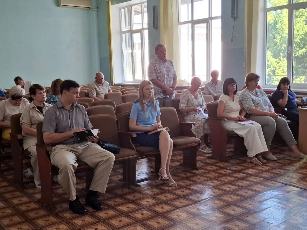 Сегодня глава администрации Советского района Александр Харламов провел аппаратное совещание по социально значимым вопросам района с руководителями структурных подразделений администрации, районного совета, организаций и... Сегодня глава администрации Советского района Александр Харламов провел аппаратное совещание по социально значимым вопросам района с руководителями структурных подразделений администрации, районного совета, организаций и...