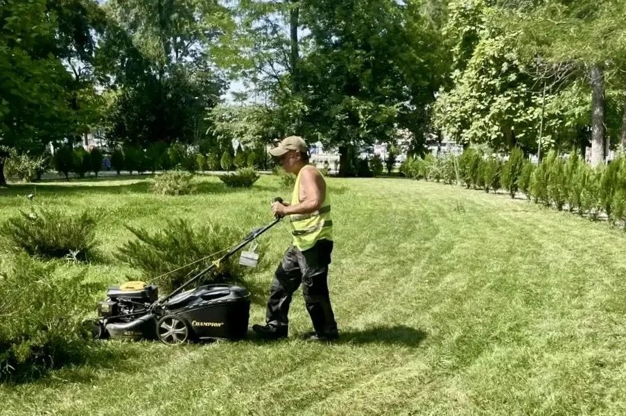 Чистота в парках и скверах Симферополя: работа в штатном режиме Чистота в парках и скверах Симферополя: работа в штатном режиме
