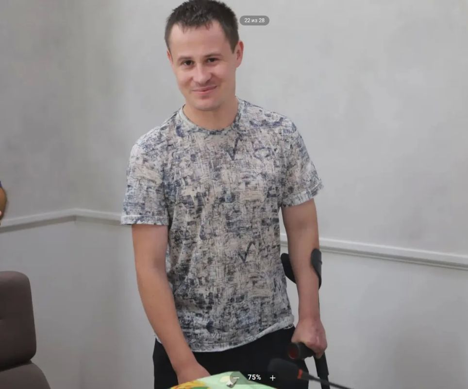 Руководители Бахчисарайского района, Ольга Урайкина и Анжелика Ястребова, глава Верхореченского поселения Ксения Османова, вручили ключи от благоустроенного жилья жителю из числа детей-сирот, участнику Специальной военной... Руководители Бахчисарайского района, Ольга Урайкина и Анжелика Ястребова, глава Верхореченского поселения Ксения Османова, вручили ключи от благоустроенного жилья жителю из числа детей-сирот, участнику Специальной военной...