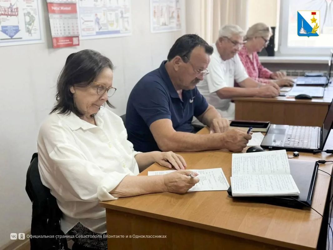 В Севастополе пенсионеров научили пользоваться Госуслугами и нейросетями