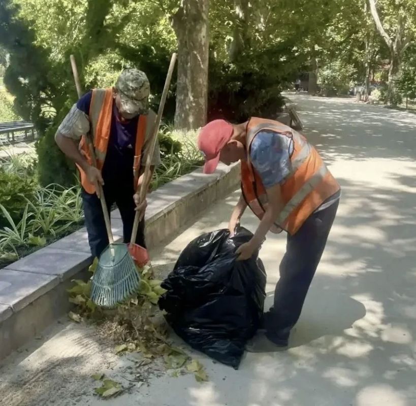 Чистота в парках и скверах Симферополя: работа в штатном режиме Чистота в парках и скверах Симферополя: работа в штатном режиме