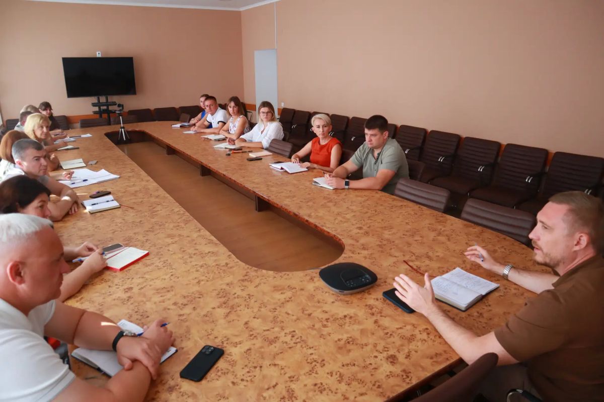 Традиционно рабочую неделю начали с аппаратного совещания Традиционно рабочую неделю начали с аппаратного совещания