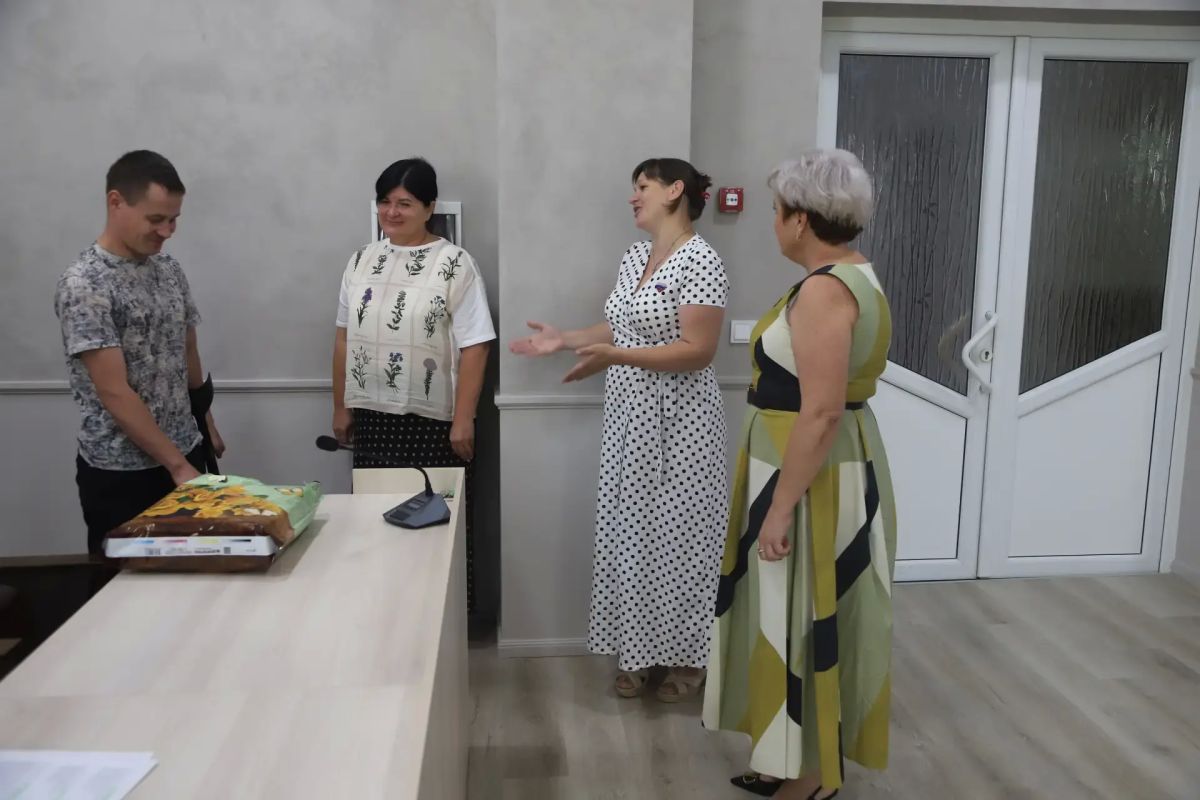 Руководители Бахчисарайского района, Ольга Урайкина и Анжелика Ястребова, глава Верхореченского поселения Ксения Османова, вручили ключи от благоустроенного жилья жителю из числа детей-сирот, участнику Специальной военной...