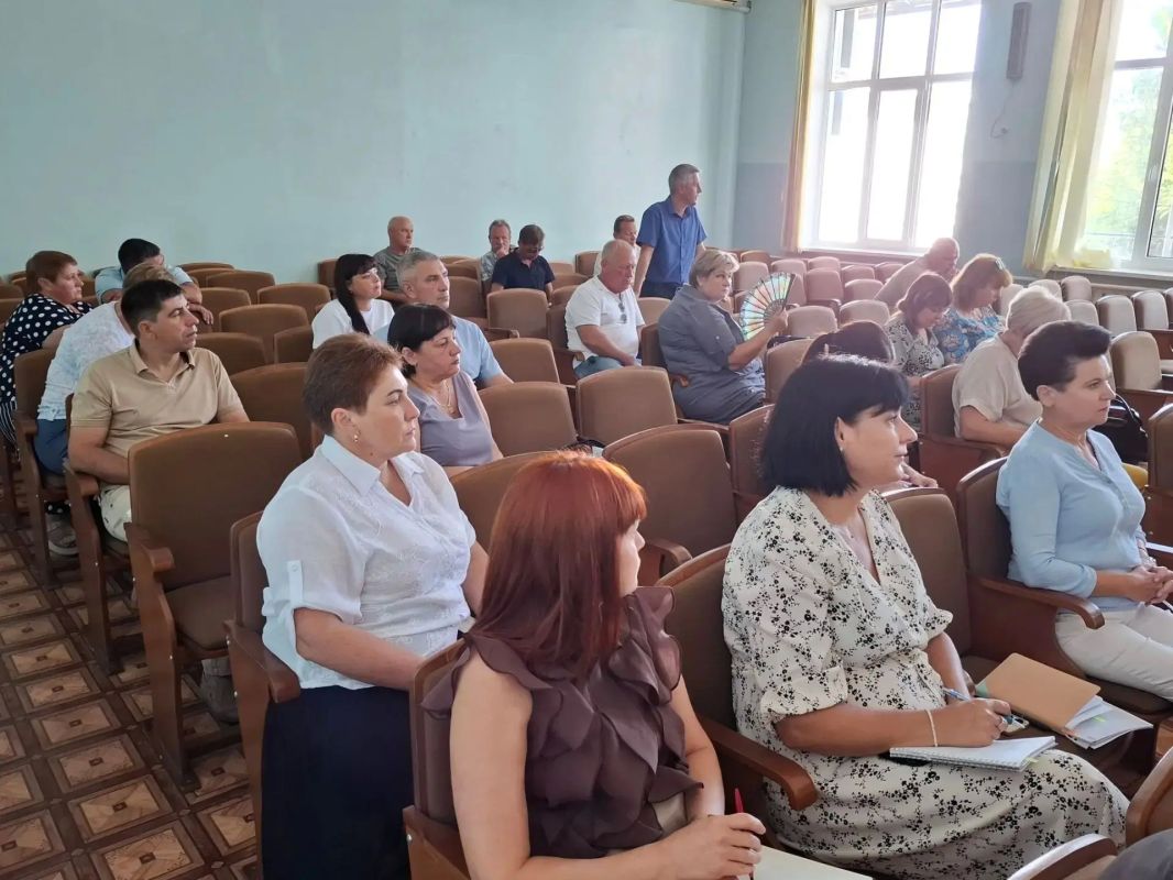Сегодня глава администрации Советского района Александр Харламов провел аппаратное совещание по социально значимым вопросам района с руководителями структурных подразделений администрации, районного совета, организаций и... Сегодня глава администрации Советского района Александр Харламов провел аппаратное совещание по социально значимым вопросам района с руководителями структурных подразделений администрации, районного совета, организаций и...