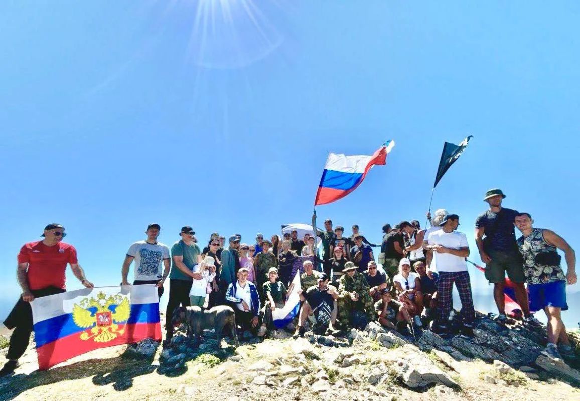 Сотрудники ГУП РК «Вода Крыма» покорили вершину Эклизи-Бурун!