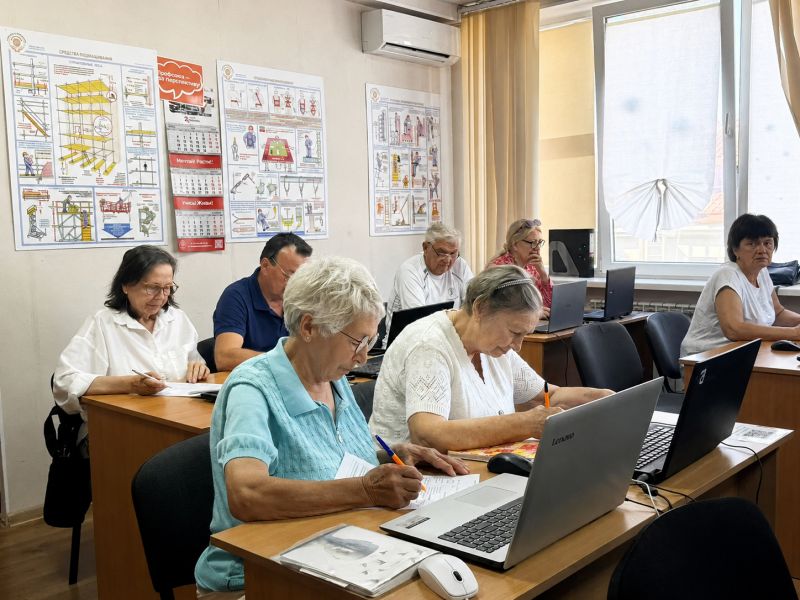 Севастопольцы старшего возраста осваивают цифровые сервисы и нейросети