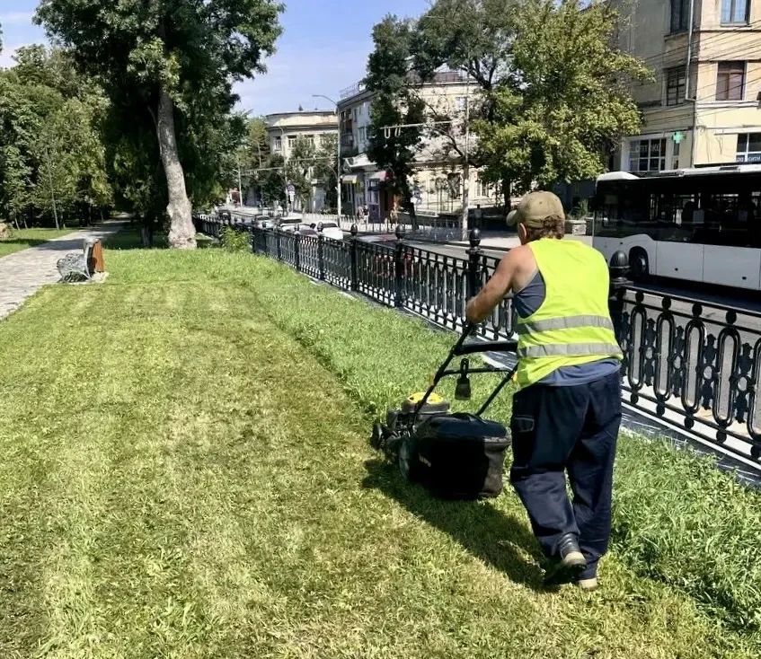 Чистота в парках и скверах Симферополя: работа в штатном режиме Чистота в парках и скверах Симферополя: работа в штатном режиме