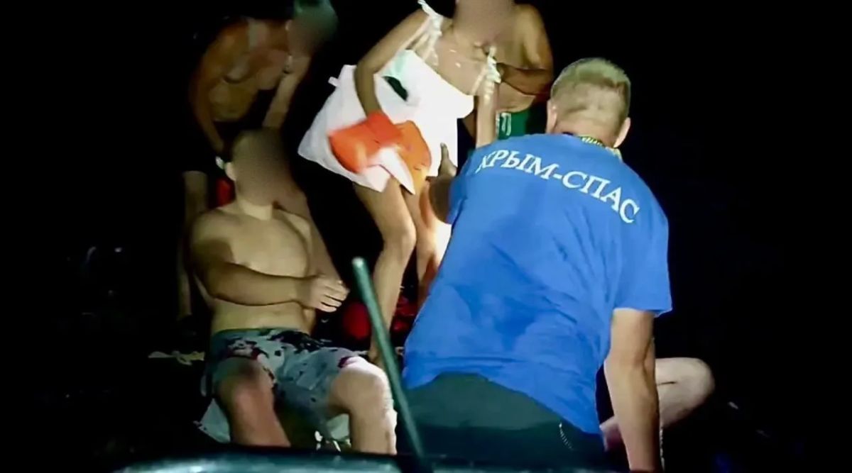 Пятеро взрослых и один ребёнок перевернулись на катамаране ночью в бухте у Царского пляжа в Новом Свете
