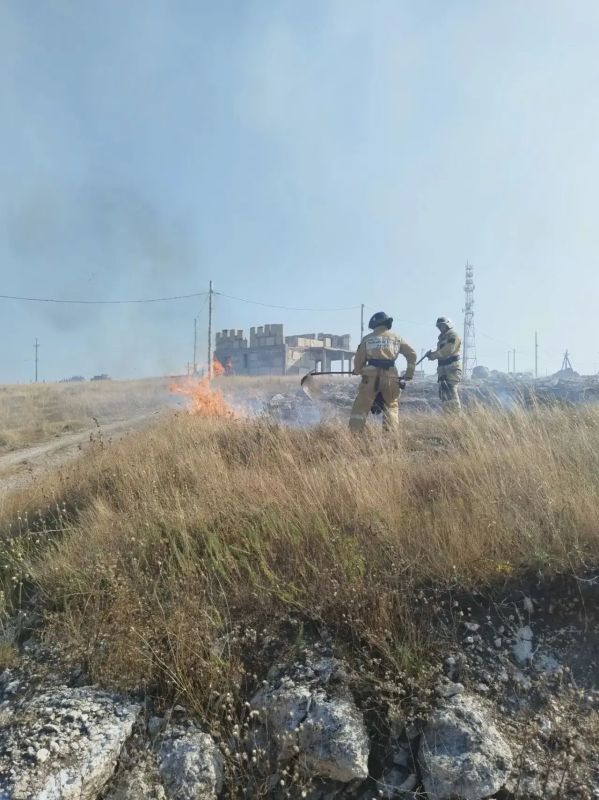 Ликвидация возгорания сухой травы в Ленинском районе Ликвидация возгорания сухой травы в Ленинском районе