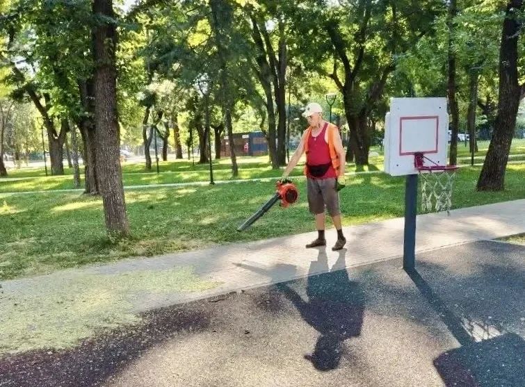 Чистота в парках и скверах Симферополя: работа в штатном режиме Чистота в парках и скверах Симферополя: работа в штатном режиме