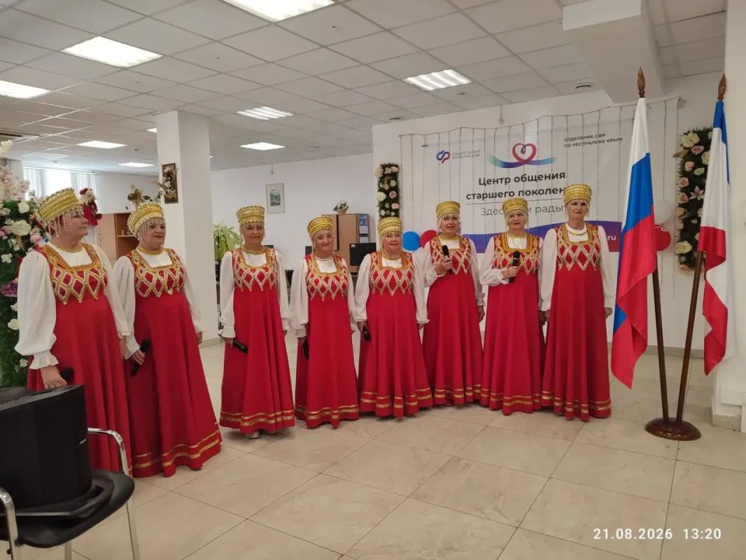 В преддверии Дня Государственного флага Российской Федерации народный хор «Россияночки» культурно-досугового центра им. Т.Г. Шевченко выступил с концертной программой «Гордо реет триколор» в центре общения старшего поколения