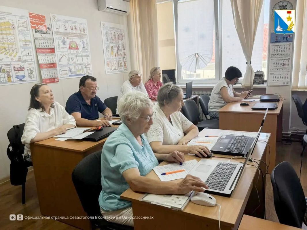 В Севастополе пенсионеров научили пользоваться Госуслугами и нейросетями В Севастополе пенсионеров научили пользоваться Госуслугами и нейросетями