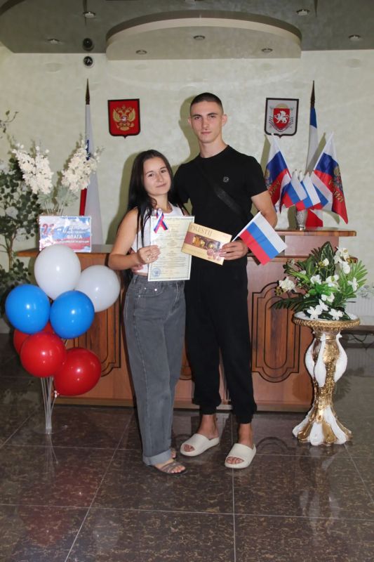 Считается, что впервые бело-сине-красный флаг был поднят в годы правления Алексея Михайловича на «Орле» — первом русском военном корабле, построенном в 1667–1669 годах на Дединовской верфи Считается, что впервые бело-сине-красный флаг был поднят в годы правления Алексея Михайловича на «Орле» — первом русском военном корабле, построенном в 1667–1669 годах на Дединовской верфи