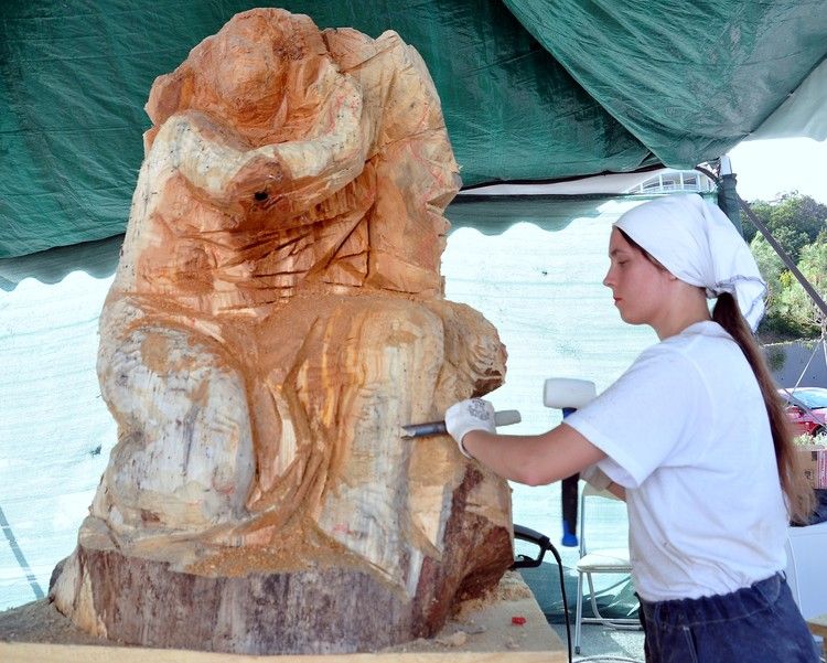 Создают скульптуры на глазах у зрителей: в Алупку превращают в музей под открытым небом Создают скульптуры на глазах у зрителей: в Алупку превращают в музей под открытым небом