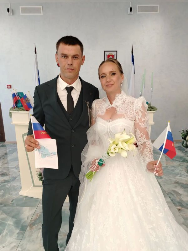 Нижнегорский районный отдел ЗАГС также с особым трепетом отметил День Государственного флага России, приурочив к празднику торжественные церемонии регистрации брака и рождения детей Нижнегорский районный отдел ЗАГС также с особым трепетом отметил День Государственного флага России, приурочив к празднику торжественные церемонии регистрации брака и рождения детей