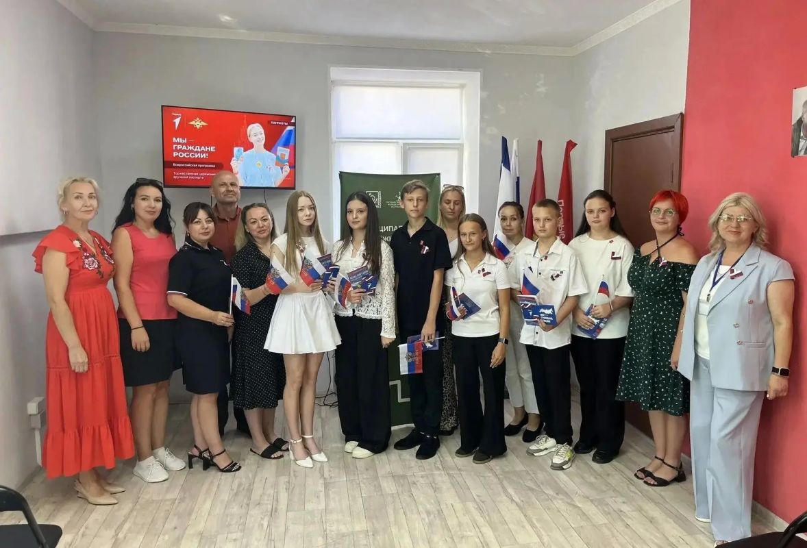 «Мы – граждане России». В Молодежном центре состоялась торжественная церемония вручения паспортов "Мы – граждане России", приуроченная к празднованию Дня Государственного флага Российской Федерации «Мы – граждане России». В Молодежном центре состоялась торжественная церемония вручения паспортов "Мы – граждане России", приуроченная к празднованию Дня Государственного флага Российской Федерации