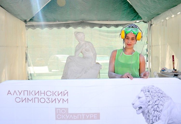 Создают скульптуры на глазах у зрителей: в Алупку превращают в музей под открытым небом Создают скульптуры на глазах у зрителей: в Алупку превращают в музей под открытым небом