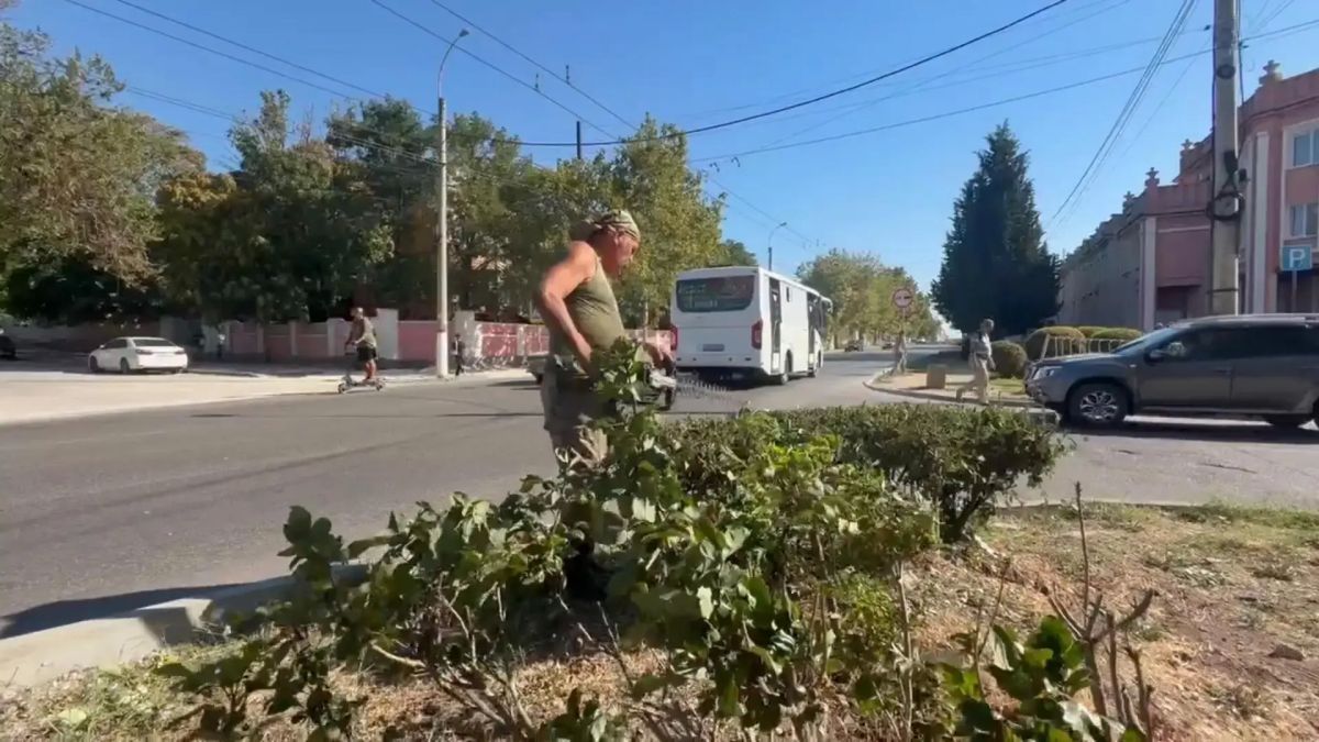 Ежедневно сотрудники Службы городского хозяйства ухаживают за зелеными насаждениями по всему городу Ежедневно сотрудники Службы городского хозяйства ухаживают за зелеными насаждениями по всему городу